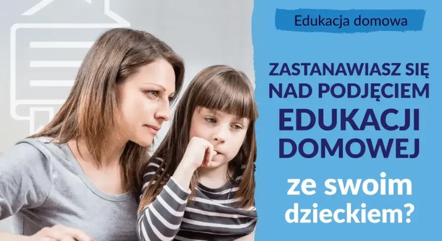 Kobieta i dziecko pochyleni nad komputerem, rozważają edukację domową.