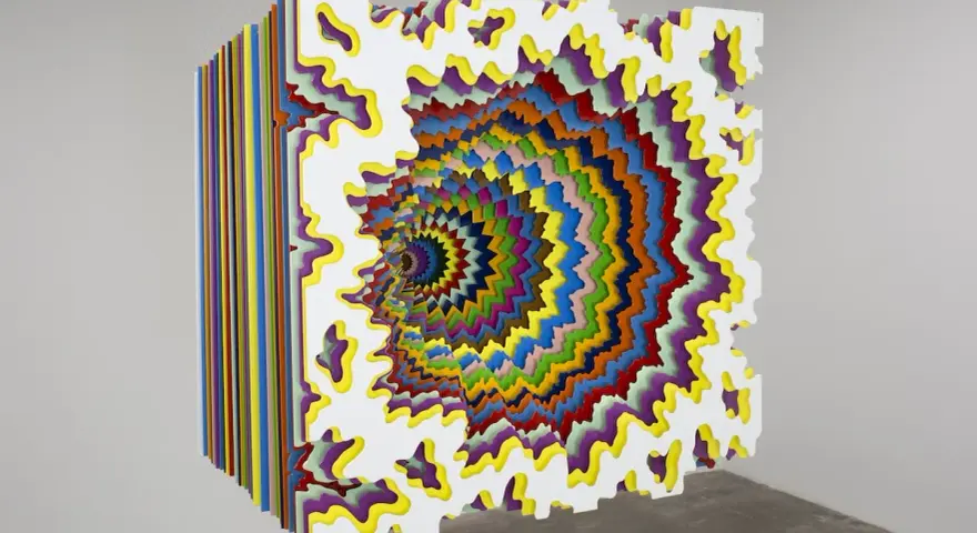 Färgglad, lager-på-lager-skulptur av Jen Stark som skapar en optisk illusion av djup.