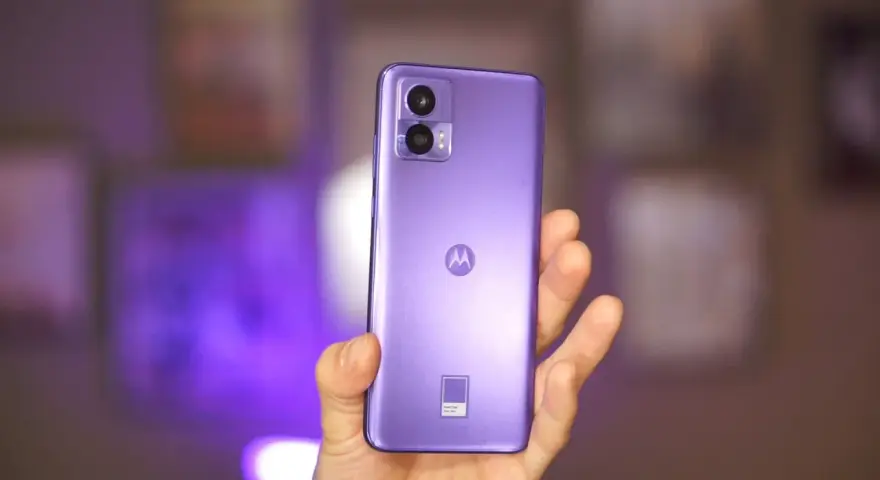 Fioletowy motorola edge 30 lite w dłoni, z widocznym logo producenta i oznaczeniem koloru Pantone.