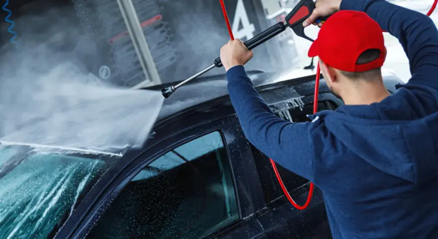 Myjnia samoobsługowa: Jak myć auto idealnie? Bez smug i rys!
