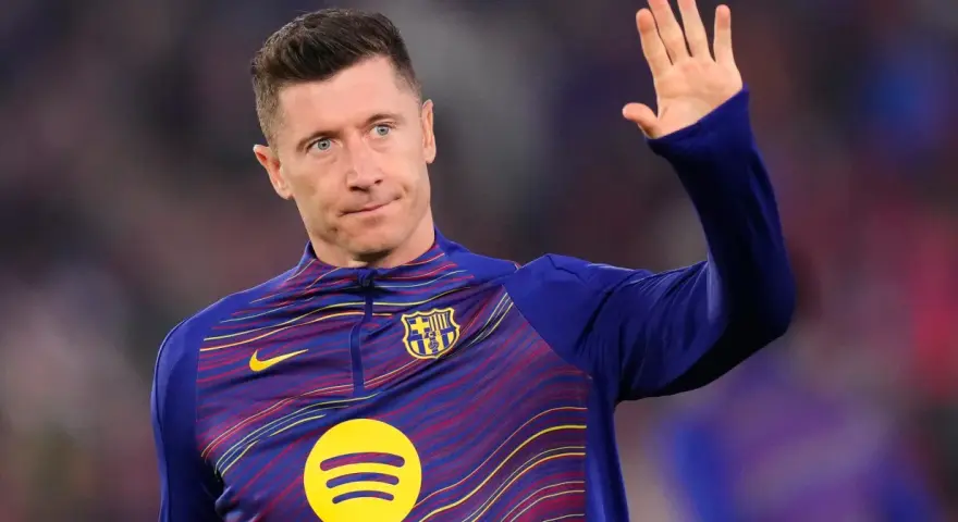 Robert Lewandowski wita kibiców w barwach FC Barcelony. W jakim klubie gra Lewandowski? W tym!