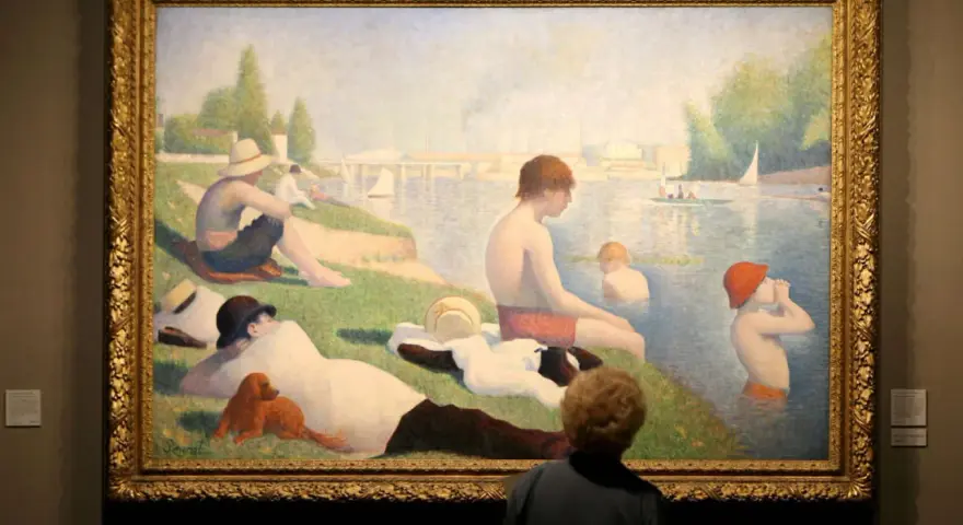 Un peintre pointilliste a capturé une scène estivale au bord de l'eau, avec des baigneurs et des voiliers.