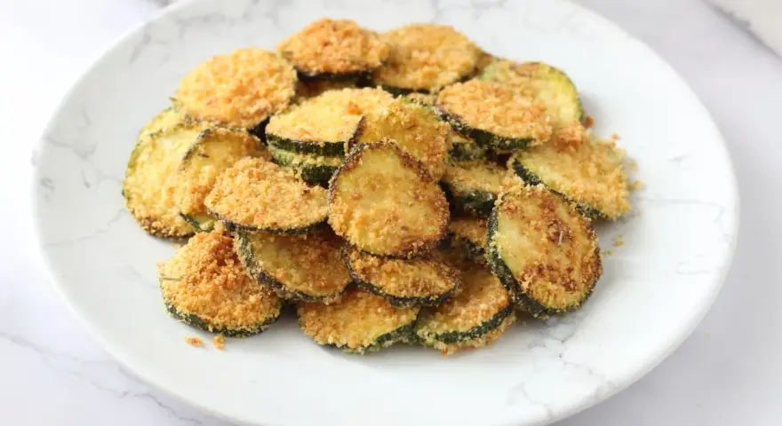 Fettine di zucchine impanate e dorate, cotte in friggitrice ad aria. Croccanti e gustose, perfette come contorno o snack.