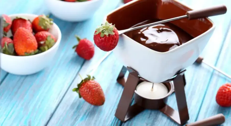 Co do fondue czekoladowego? Najlepsze dodatki i przepisy na deser
