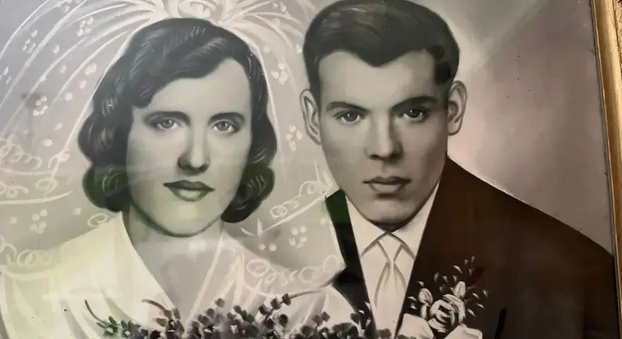 Para Młoda z bukietem róż. Ich 60 rocznica ślubu to piękna historia miłości.