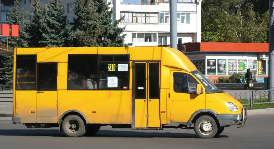 Mały autokar ile miejsc? Sprawdź, ile osób może pomieścić!