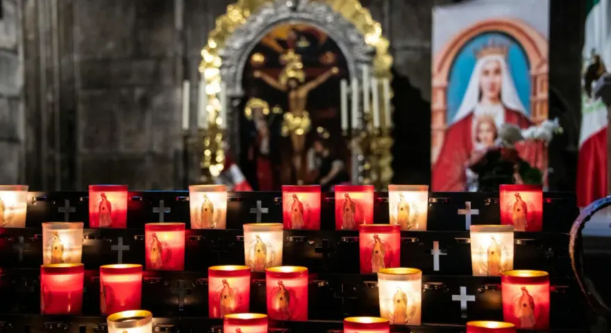 Płonące świece z wizerunkiem Matki Boskiej, symbolizujące modlitwę o uwolnienie z nałogu za kogoś.