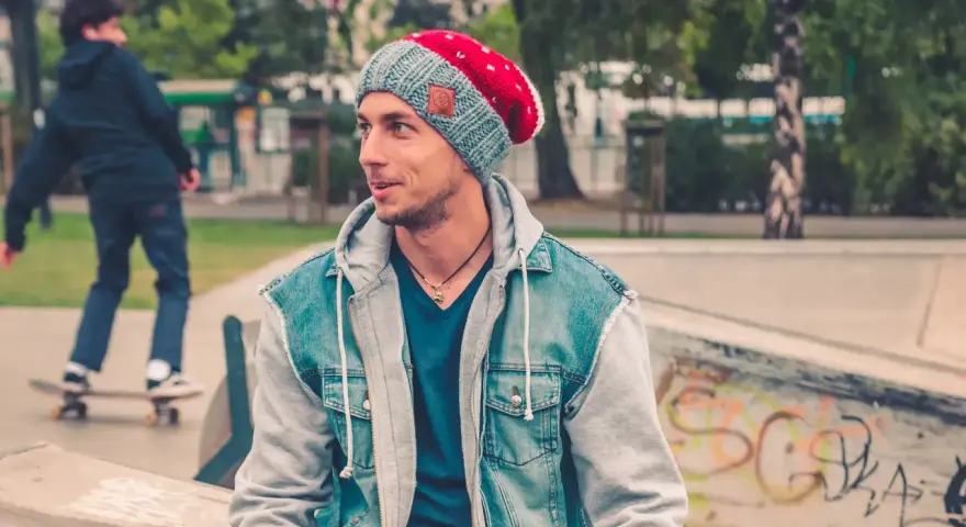 Czapki męskie: Trendy, style i jak dobrać idealną do twarzy