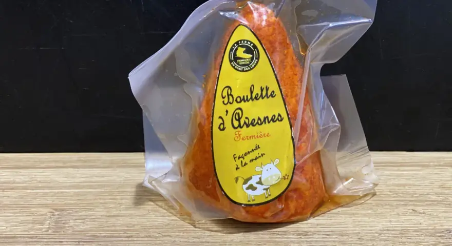 Boulette d'Avesnes fermière, emballée, prête à déguster. Son odeur promet une saveur authentique.