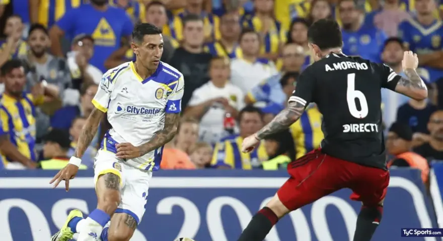 Jugadores de Central y River en acción. El partido se vive con intensidad en la cancha.