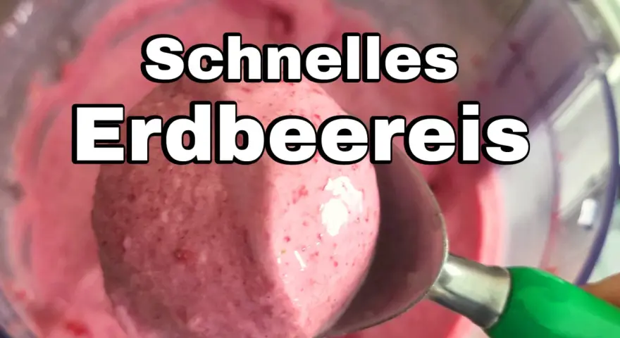 Ein Löffel hebt eine Kugel cremiges Erdbeereis mit Kondensmilch aus einer Schüssel.