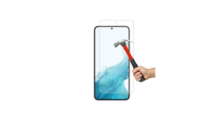En hammare är på väg att slå mot en skärmskydd samsung s22 plus, som täcker en smartphone.