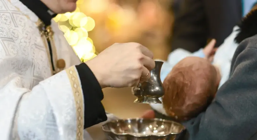 Ile na chrzciny jako gość – ile pieniędzy warto włożyć do koperty?