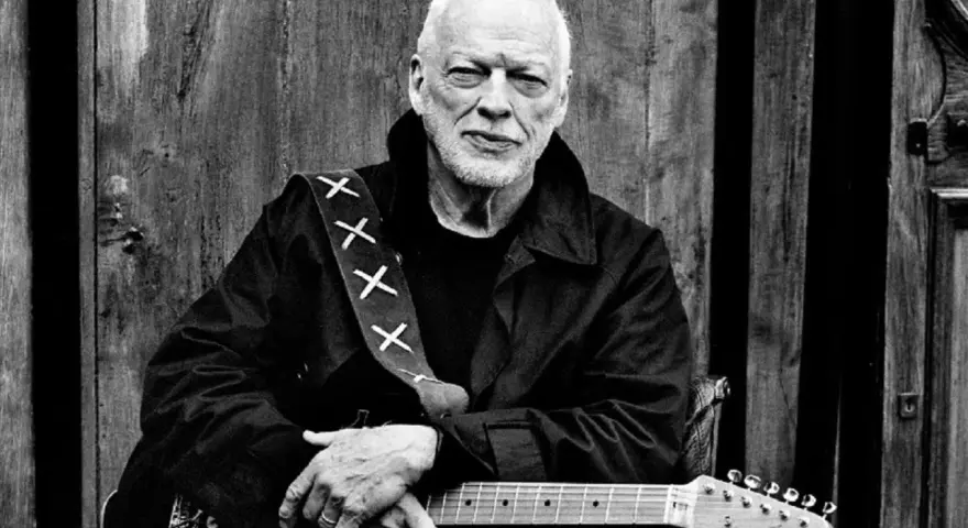 David Gilmour z gitarą, wspominający swoje dzieciństwo i pierwsze dźwięki muzyki.
