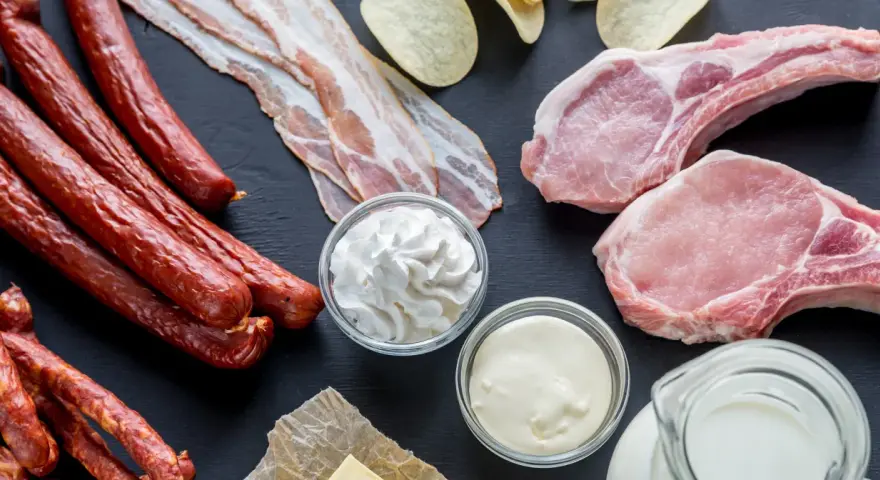 Kiełbaski, boczek, kotlety, śmietana, masło i mleko – produkty bogate w tłuszcze nasycone.
