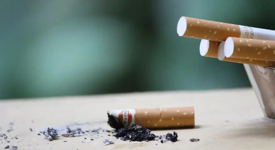Cenicero con colillas y ceniza. Consejos para saber como quitar el olor a tabaco de la casa.