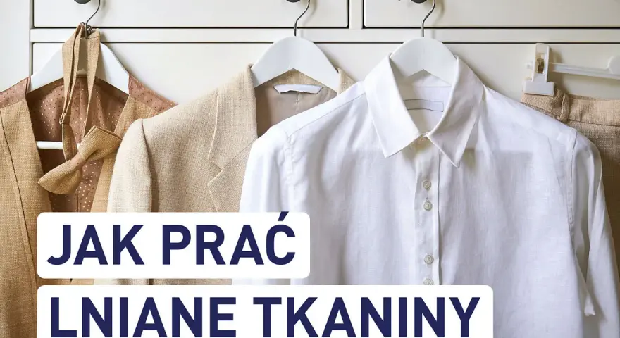 Jak prać len, by ubrania służyły latami. Eleganckie lniane marynarki i koszula wiszą na wieszakach.