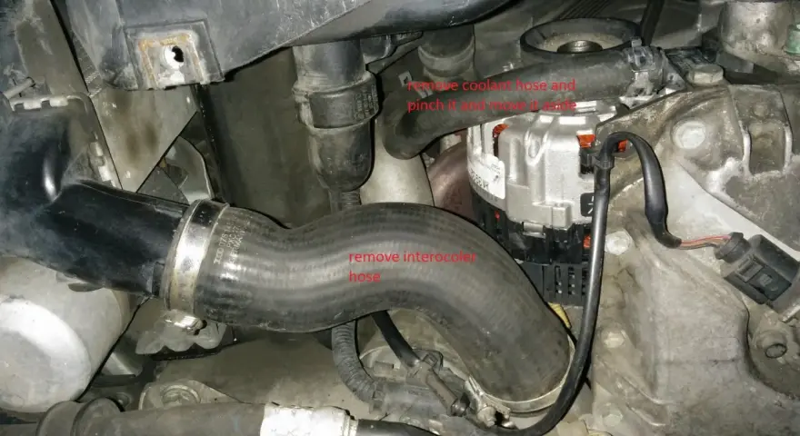 Wymiana odmy Audi A4 B6 2.0. Widoczny wąż intercoolera i przewód chłodnicy.