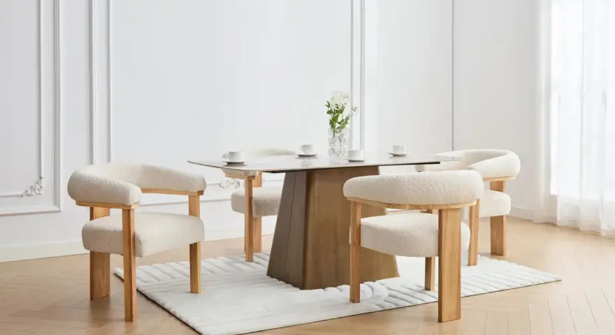 Sillas de comedor con tapizado de borrego, un ejemplo de tendencias telas para tapizar sillas de comedor, que aportan calidez y estilo.