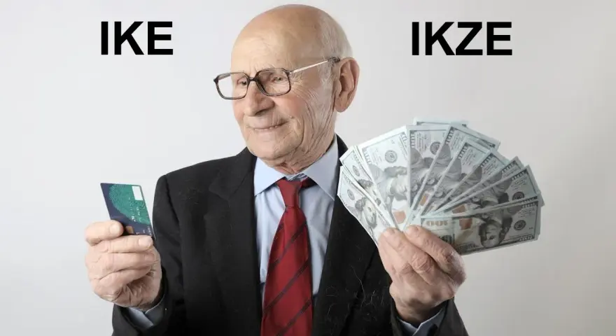 Starszy pan z kartą i plikiem banknotów, zastanawia się: IKE czy IKZE?