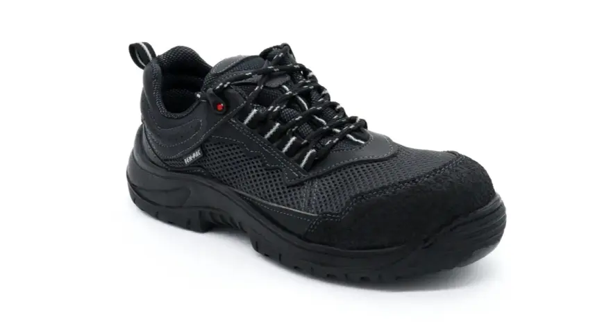 Bota de seguridad negra, con cordones blancos y grises. Ideal para evitar la caducidad de tus pies en el trabajo.