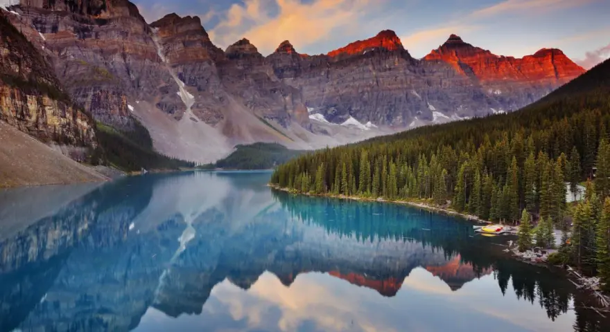 Espectacular reflejo de montañas rocosas y bosque en un lago turquesa. Un ejemplo perfecto de que son los parques naturales, preservando la belleza salvaje.