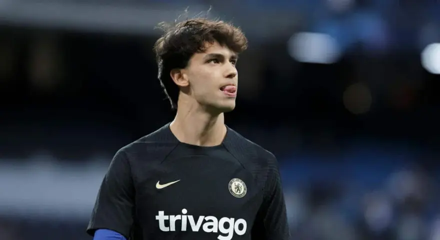 João Félix, z językiem na wierzchu, w koszulce Chelsea. Jego daty dołączenia do klubu są ważnym momentem w karierze.