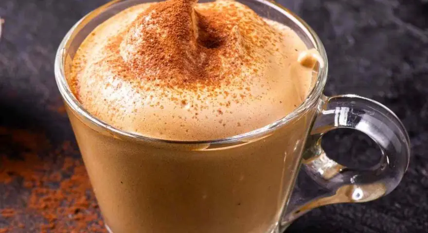 Crema di caffè come al bar con solo 3 ingredienti, spolverata di cacao. Una delizia cremosa e veloce da preparare.