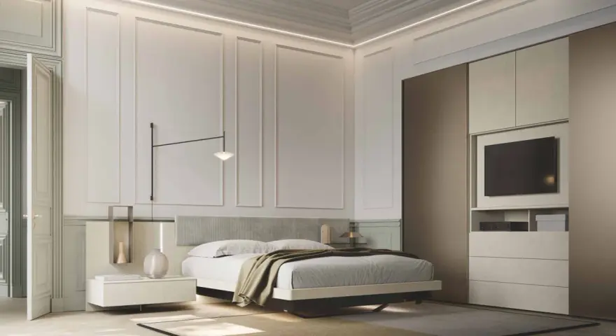 Elegante camera da letto moderna con letto, comodini, armadio a muro con TV integrata e illuminazione a soffitto. Un esempio di come arredare camera da letto con stile.