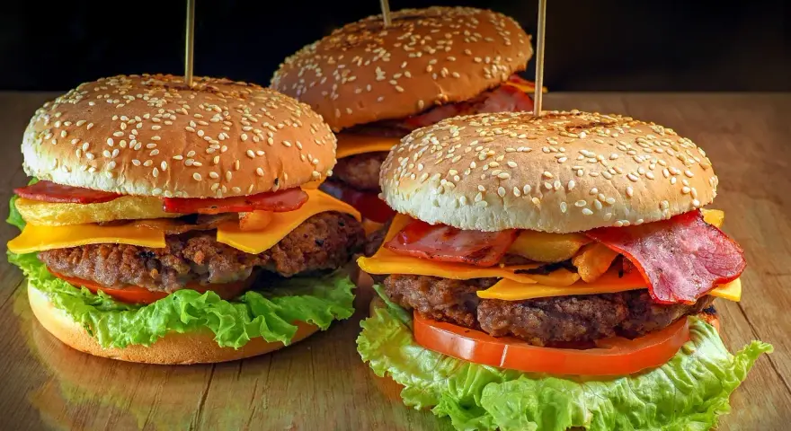 Twój idealny burger: Co dodać do mięsa dla smaku i soczystości?