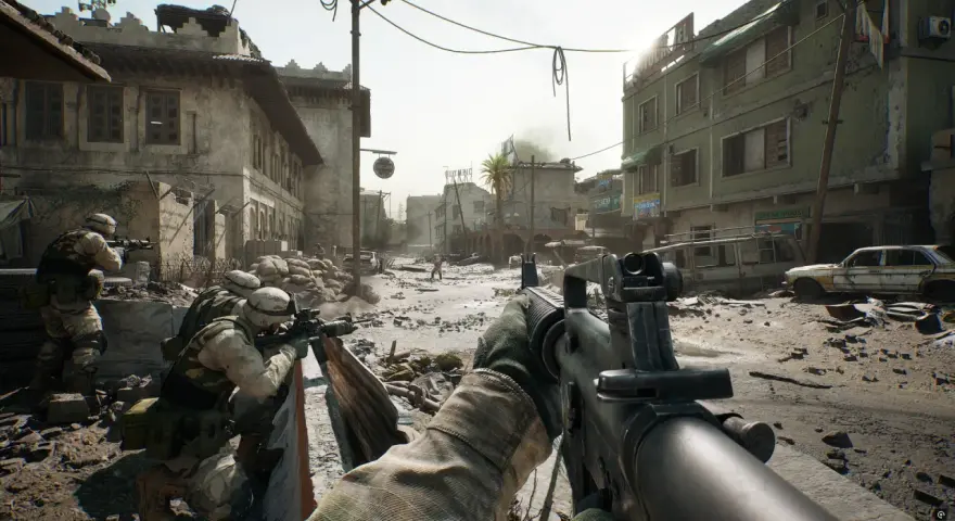 Żołnierze Delta Force na PS5 w akcji, ostrzeliwują ulice zniszczonego miasta.
