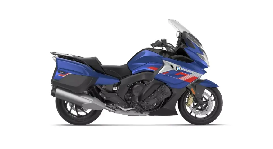 Niebieski motocykl BMW K1600GT z czerwonymi akcentami. Sprawdź bmw k1600gt dane techniczne, aby poznać szczegóły.
