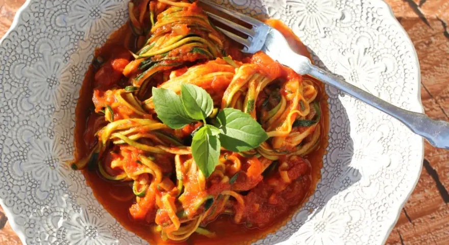 Spaghetti z cukinii: idealny przepis, jak uniknąć wodnistości?