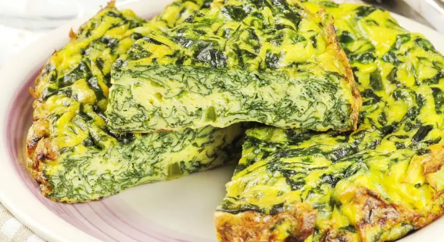 Pyszne śniadanie bez chleba: frittata ze szpinakiem i jajkiem. Aromatyczna, zielona i sycąca.