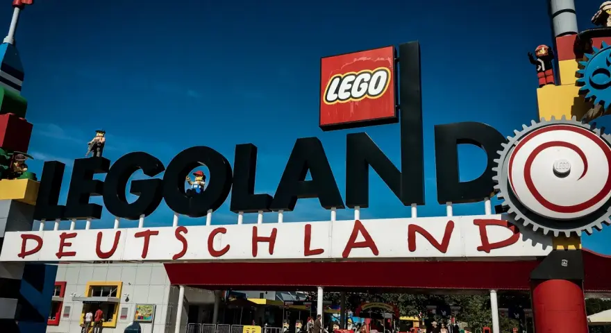 Eingang zum LEGOLAND Deutschland. Tolle Legoland Erfahrungen warten auf Familien.