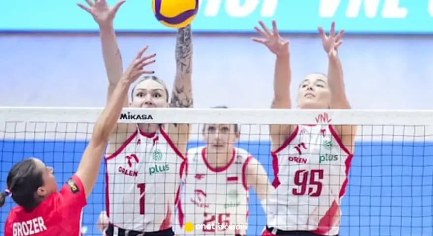 Siatkarki walczą o piłkę nad siatką. W tle widać fragmenty trybun i logo VNL. To emocjonujący moment z włoskiej ligi siatkówki mężczyzn.