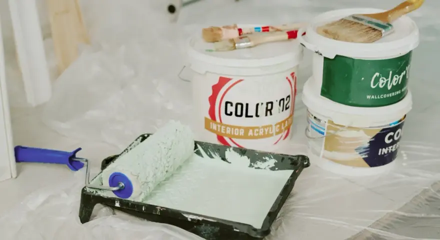 Po malowaniu zastanawiasz się, gdzie wyrzucić plastikowe wiadro po farbie? Zobacz, jak przygotować je do recyklingu.