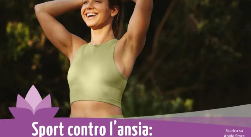 Donna sorridente all'aperto, con le mani tra i capelli. Lo sport è un valido alleato contro ansia e depressione, un'attività per ritrovare il sorriso.