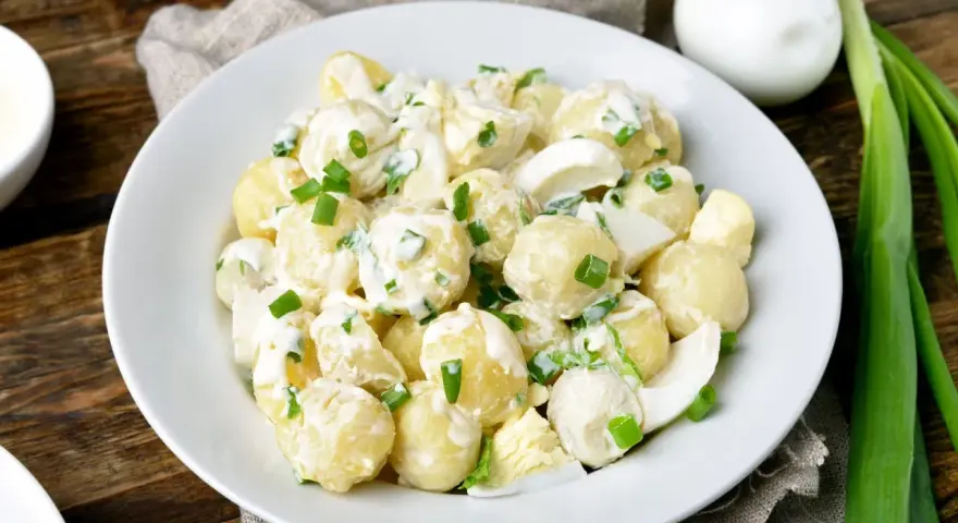 Cremiger Kartoffelsalat mit Ei und Frühlingszwiebeln, ein Klassiker unter den Kartoffelsalat Rezepten.