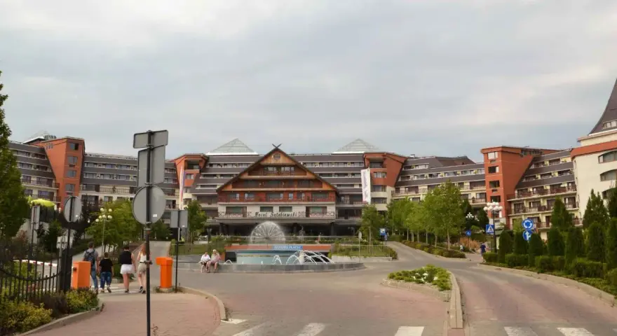 Hotel Gołębiewski w Karpaczu z fontanną przed wejściem. Kamery hotelowe zapewne uchwyciły ten widok.