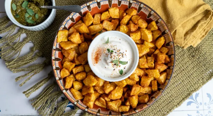 Knusprige Kartoffelwürfel mit Dip – ein einfaches Gericht, das zeigt, wie vielseitig Kartoffeln als Hauptspeise sind. Dazu passt ein frischer Kräuterquark.