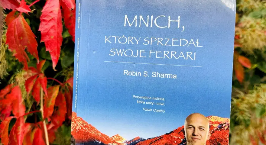 Okładka książki "Mnich, który sprzedał swoje Ferrari" Robina S. Sharmy na tle jesiennych liści.
