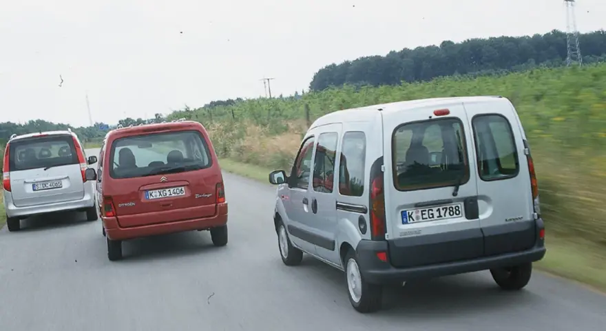 Porównanie aut: srebrny Mercedes Vaneo, czerwony Citroen Berlingo i srebrny Renault Kangoo. Wady i zalety tych modeli w praktyce.