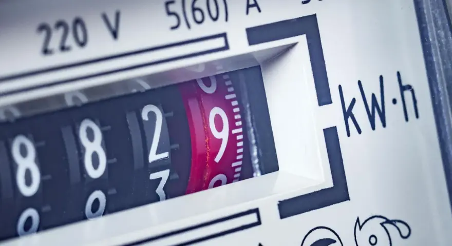 Liczniki energii elektrycznej pokazują, co zużywa najwięcej prądu w domu. Widoczne cyfry 8829 kWh.