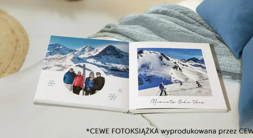 Otwarta fotoksiążka z zimowymi zdjęciami gór i narciarzy. Idealna aplikacja do wywoływania zdjęć, by zachować wspomnienia.