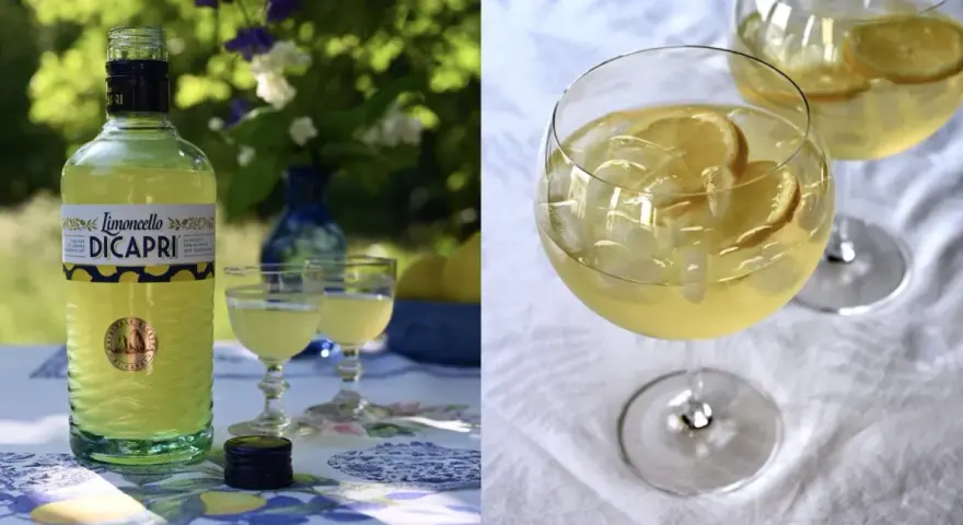 En flaska Limoncello Di Capri står bredvid två glas med den gyllene likören. Till höger syns två glas fyllda med is och citronskivor, redo att avnjutas som en uppfriskande limoncello spritz.
