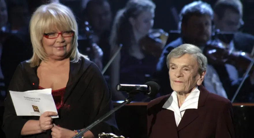 Krystyna Feldman z córką na scenie. W tle orkiestra.