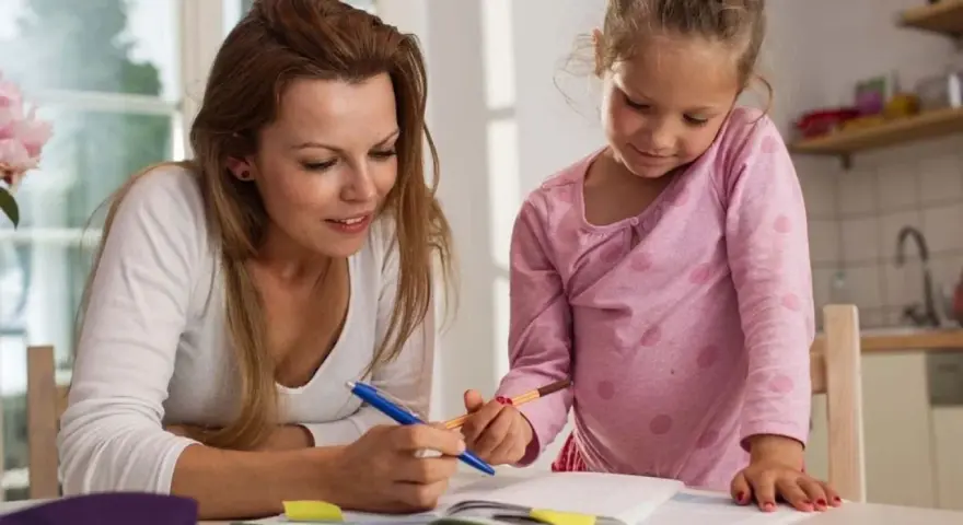 Mama i córka uczą się razem, wspierając edukację domową.