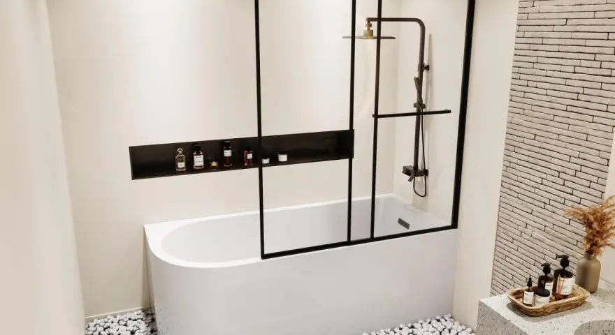 Salle de bain moderne avec baignoire blanche, paroi de douche noire et étagère murale. La taille baignoire semble parfaite pour un moment de détente.