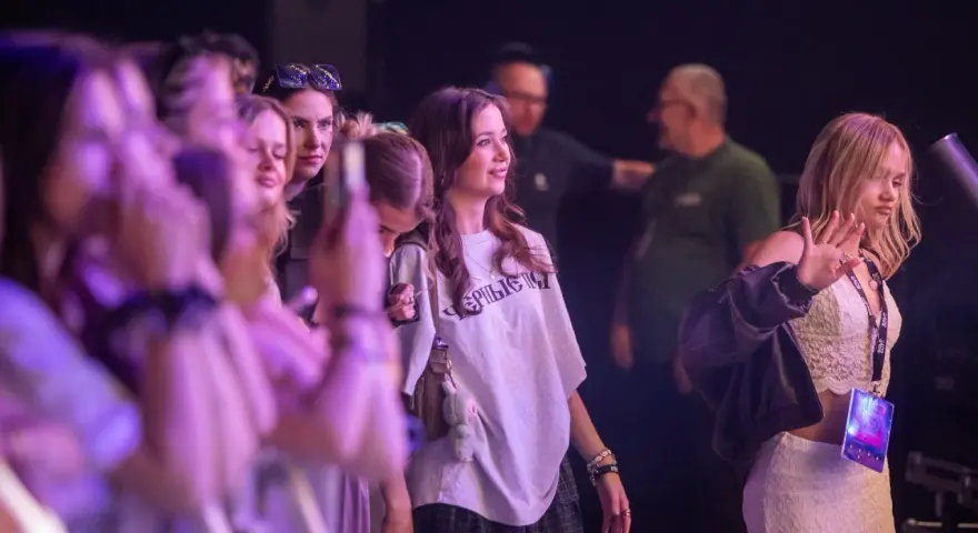 Młode kobiety na koncercie, czekające na występ. W tle widać innych uczestników. To z pewnością niezapomniany festiwal ekipy 2026!